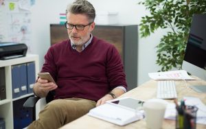 Заявки на працевлаштування людей 50+ хочуть подавати через Дію та систему «Обрій»
