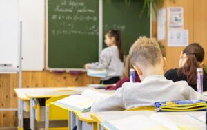 Навчання під час тривалих повітряних тривог: Уряд визначив нові завдання для шкіл