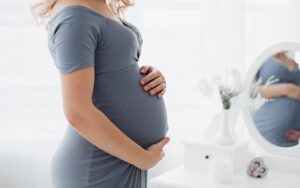 Допомога у зв’язку з вагітністю та пологами: кому у 2026 році передбачено 7000 грн