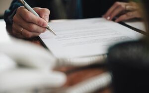 Рада розблокувала підписання законів про безпеку праці та базову соціальну допомогу