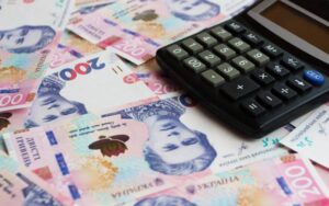 Мінімальна зарплата у 2027 році: Комітет Ради пропонує підвищити її до 12 000 грн